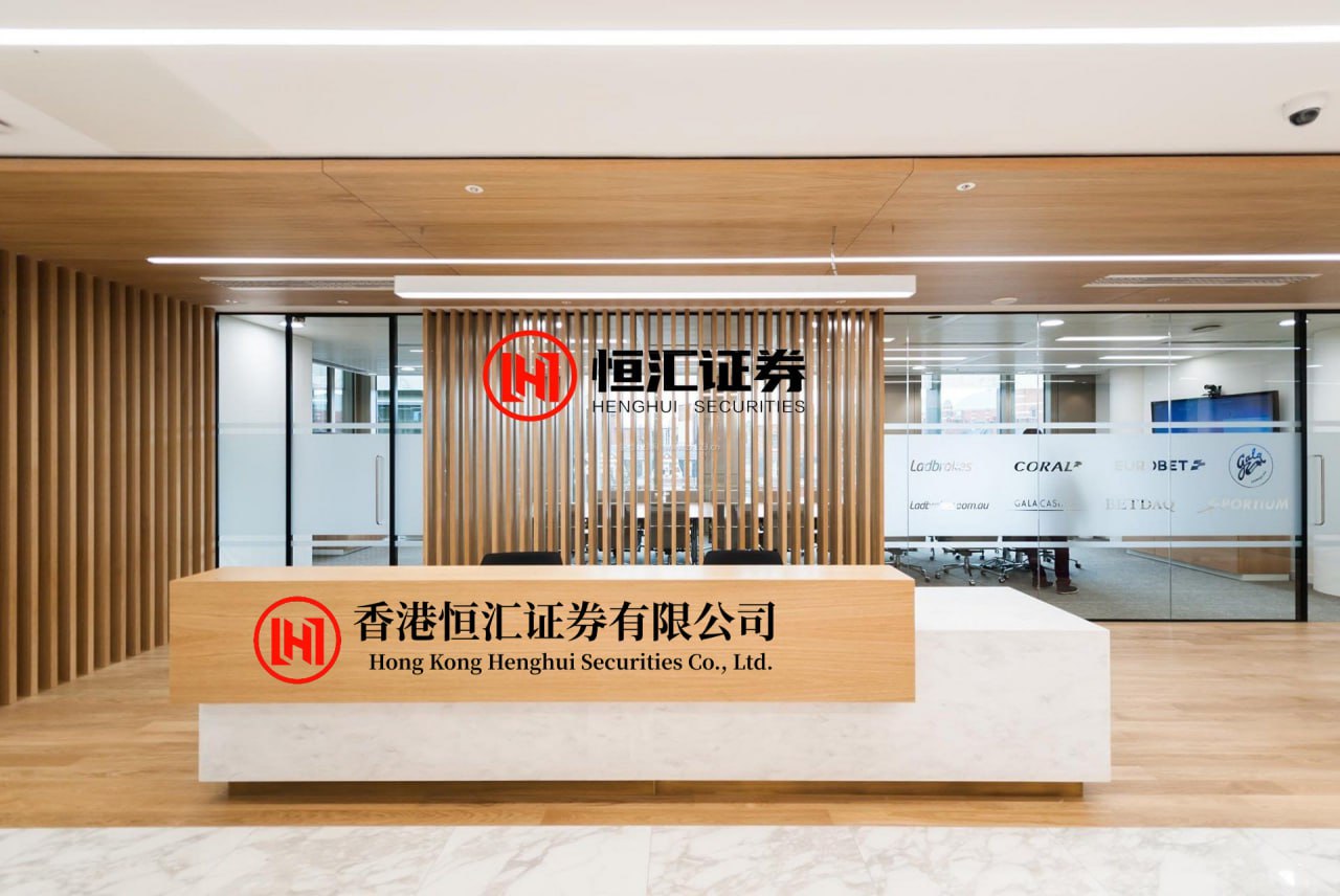 配资坊 有个疑惑，为什么美国那边白人女性找黑人男性做老公的很多，而白人男性找黑人女性做老婆的却很少。有时候走在美国街头，你很难忽略那种强烈的视觉反差。一个相貌平平、甚至略显粗糙的黑人男性，手里却牵着一位娇艳欲滴的白人女性。这种“美女与野兽”般的组合，常常让人忍不住多看两眼。你可能会觉得...